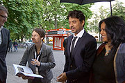 Ankunft Irrfan Khan mit Frau Sutapa Sidkar (©Foto: Martin Schmitz)